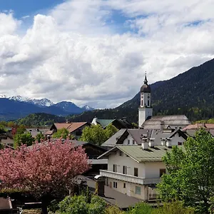 bunter-hirsch-ferienwohnung-im-garmischer-zentrum.com-bavaria.com/